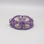 Lila mikro-macramé armband med en ametist i mitten