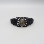 Svart mikro-macramé armband med en labradorit i mitten