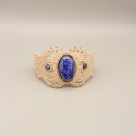Ljusbeige mikro-macramé armband med lapis lazuli
