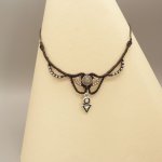 Kolgrå mikro-macramé halsband med en labradorit som är satt
