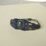 Grönt mikro-macramé armband med en sten i metall