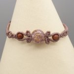 Micro makramé armband i taupe färg med en glaspärla