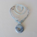 Vattengrönt halsband i mikromakramé med en natursten, picasso-jasper, som central del.