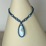 halsband i ankblå mikro-macramé med larsonit jaspis