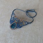 beige anka blå mikro-macramé halsband med en apatit