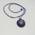 Mörkblått mikro-macramé halsband med en sten cabochon