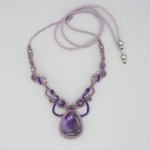 Lila micro-macramé halsband med en ametist