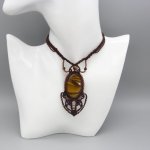 Brunt halsband i mikro-macramé med en tigerögoncabochon