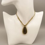 Halsband i gyllene mikromakramé med gyllene obsidian 