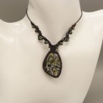 Mörkgrått halsband i mikromakramé med kambaba jaspis