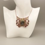 Taupefärgat mikro-macramé halsband med en jaspis