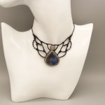 Svart mikro-macramé halsband med en labradorit som är satt