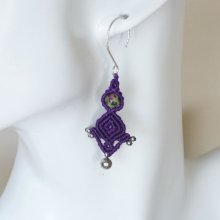 Ett par lila mikro-macramé örhängen med krok i 925 silver