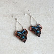 Örhängen i mikro-macramé brun, turkosblått, koppar