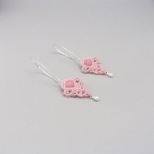 Rosa mikro makramé örhängen med en rosa pärla av ädelstenar