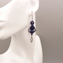 Örhängen i mikro-macramé mörkblått 