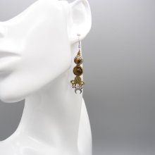 Ett par gyllene mikro-macramé örhängen i guld 