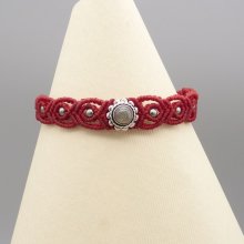 Rött mikro-macramé armband med en labradorit i metall