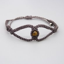 Lila mikro-macramé armband med tre tiger eye pärlor
