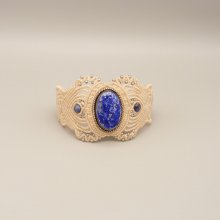 Ljusbeige mikro-macramé armband med lapis lazuli