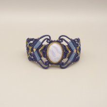 Midnattsblå mikro-macramé armband med en bandagat i guldmetall