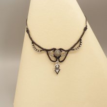 Kolgrå mikro-macramé halsband med en labradorit som är satt