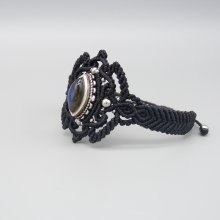 Bracelet noir en micro-macram&eacute;  avec labradorite sertie