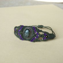 Grönt mikro-macramé armband med en sten i metall