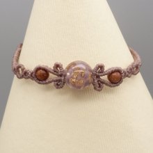 Micro makramé armband i taupe färg med en glaspärla