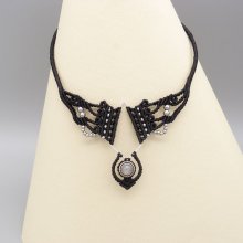 Svart mikro-macramé halsband med en labradorit som är satt