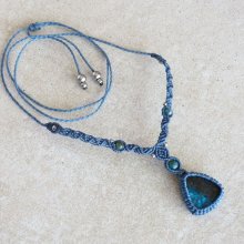 Halsband i mikro-macramé i blå ton med en krysokolla