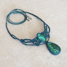 Halsband i grön mikromakramé med två malachiter