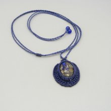 Mörkblått mikro-macramé halsband med en sten cabochon
