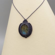 Mörkgrått micro-macramé halsband med en vacker labradorit