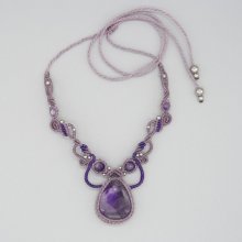 Lila micro-macramé halsband med en ametist