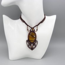 Brunt halsband i mikro-macramé med en tigerögoncabochon