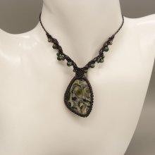 Mörkgrått halsband i mikromakramé med kambaba jaspis