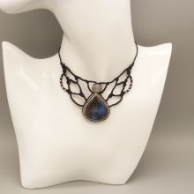 Svart mikro-macramé halsband med en labradorit som är satt