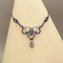 Midnattsblått halsband i mikromakramé med en labradorit i mitten