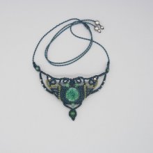 Smaragdgrönt halsband i mikro-macramé med en uppsättning keramik