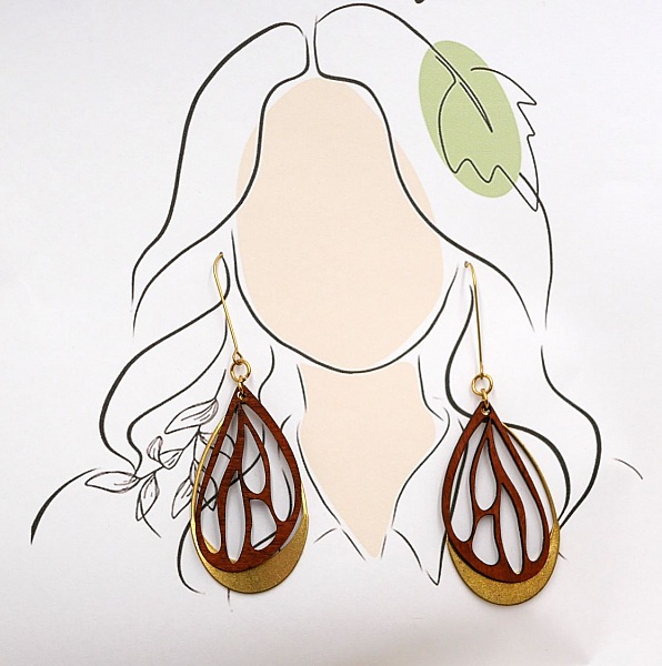 Ving&ouml;rh&auml;ngen i k&ouml;rsb&auml;rstr&auml; p&aring; ovalt genombrutet verk i f&ouml;rgylld m&auml;ssing