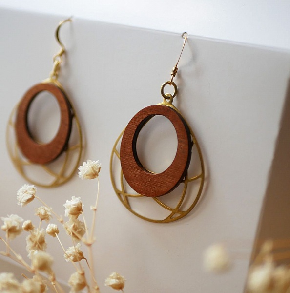 Ving&ouml;rh&auml;ngen i k&ouml;rsb&auml;rstr&auml; p&aring; ovalt genombrutet verk i f&ouml;rgylld m&auml;ssing