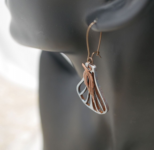 Boucles d'oreilles ailes en bois peint gris m&eacute;tallis&eacute; et feuilles cuivr&eacute;es