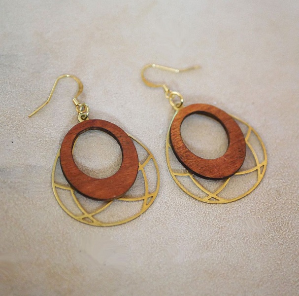 Ving&ouml;rh&auml;ngen i k&ouml;rsb&auml;rstr&auml; p&aring; ovalt genombrutet verk i f&ouml;rgylld m&auml;ssing