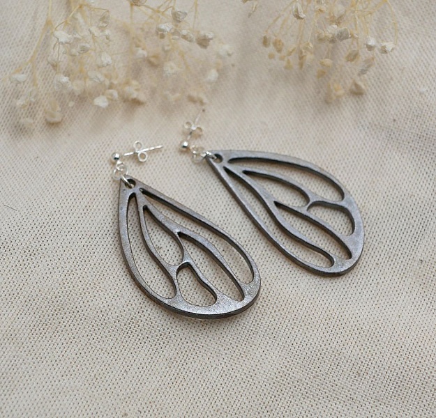 Gr&aring; metalliska tr&auml;vinge &ouml;rh&auml;ngen p&aring; 925 silver &ouml;rh&auml;ngen