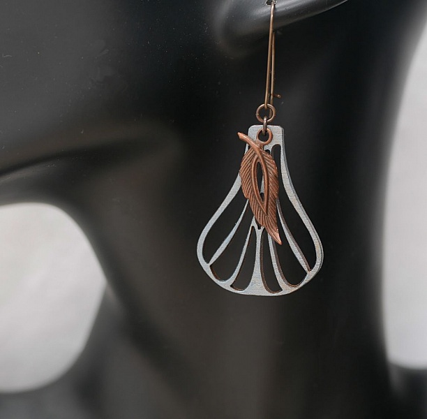 Boucles d'oreilles ailes en bois peint gris m&eacute;tallis&eacute; et feuilles cuivr&eacute;es