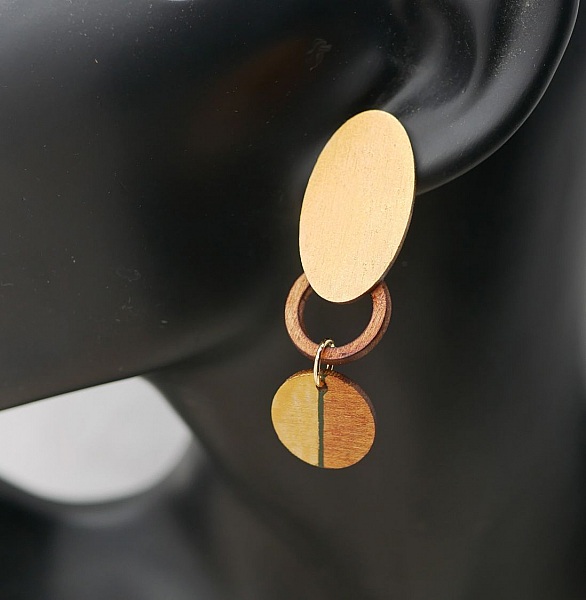 &Ouml;rh&auml;ngen i k&ouml;rsb&auml;rstr&auml;dsgrafik och guldpl&auml;terade