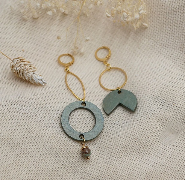 Asymmetriska geometriska &ouml;rh&auml;ngen i tr&auml; och f&ouml;rgylld m&auml;ssing