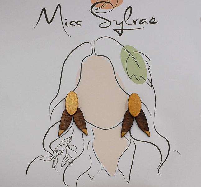 Cikada &ouml;rh&auml;ngen i valn&ouml;tstr&auml; och f&ouml;rgyllt tr&auml; 