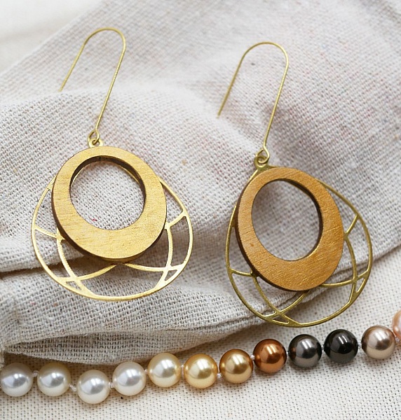 Guldpl&auml;terade ovala tr&auml;&ouml;rh&auml;ngen p&aring; genombruten m&auml;ssingskvast